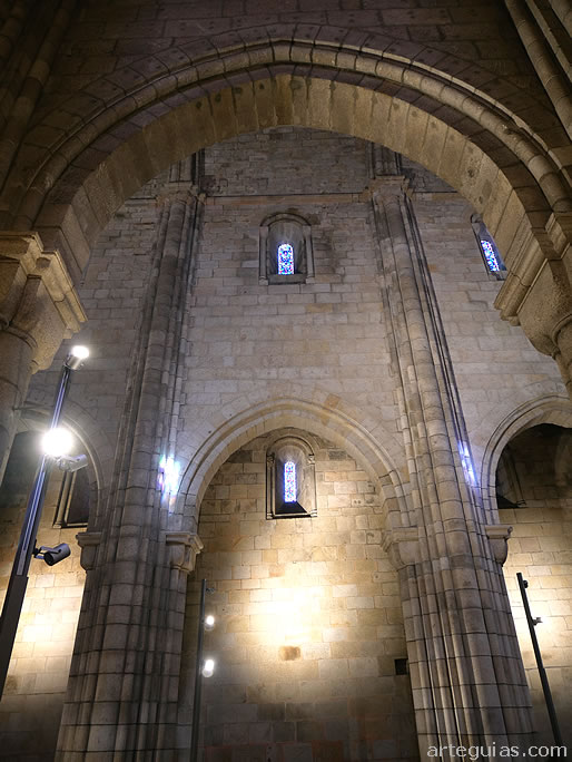 Alzado interior de la nave central de la Catedral de Oporto