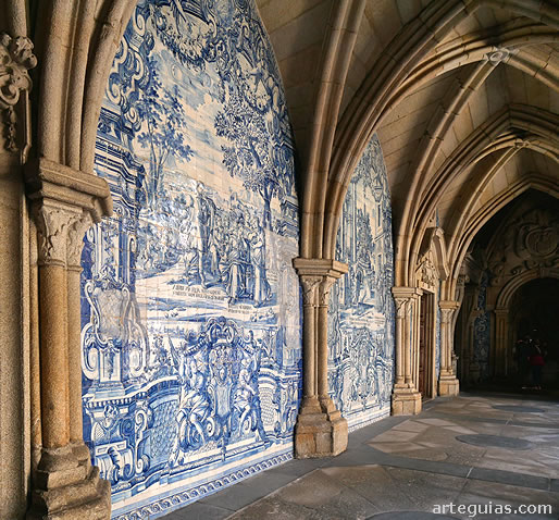 Decoraci&oacute;n con azulejer&iacute;a azul y blanca en las paredes del claustro