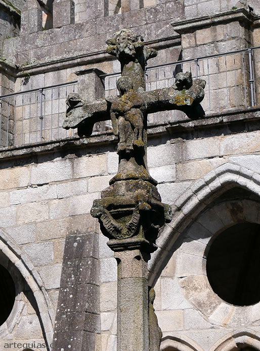 Un crucero en el centro del patio del claustro
