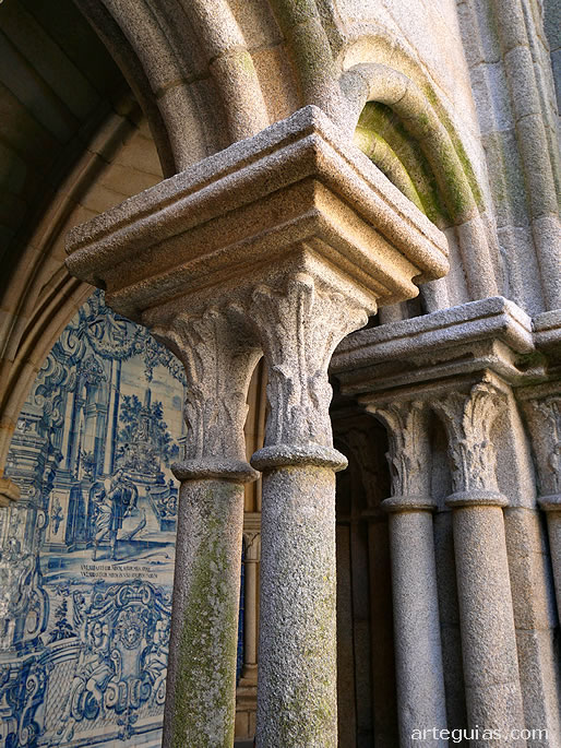 Capiteles vegetales de las columnas pareadas del claustro