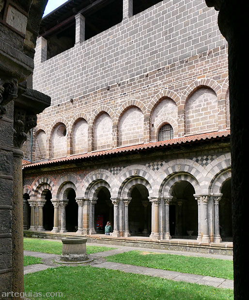 Claustro de la catedral de Le Puy-en-Velay