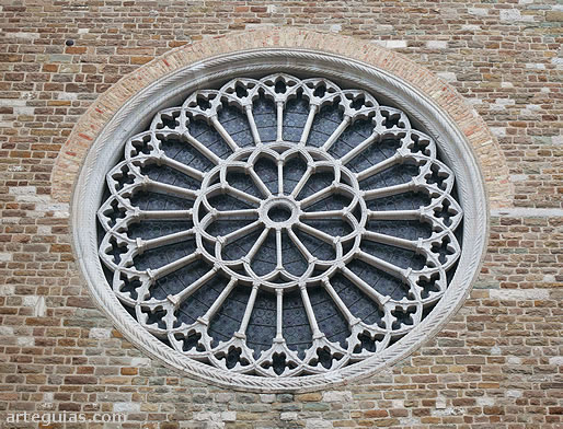 Roset&oacute;n de la fachada