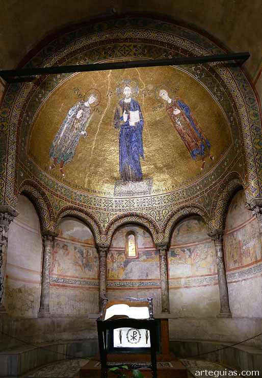 &Aacute;bside norte con mosaicos bizantinos. Catedral de Trieste