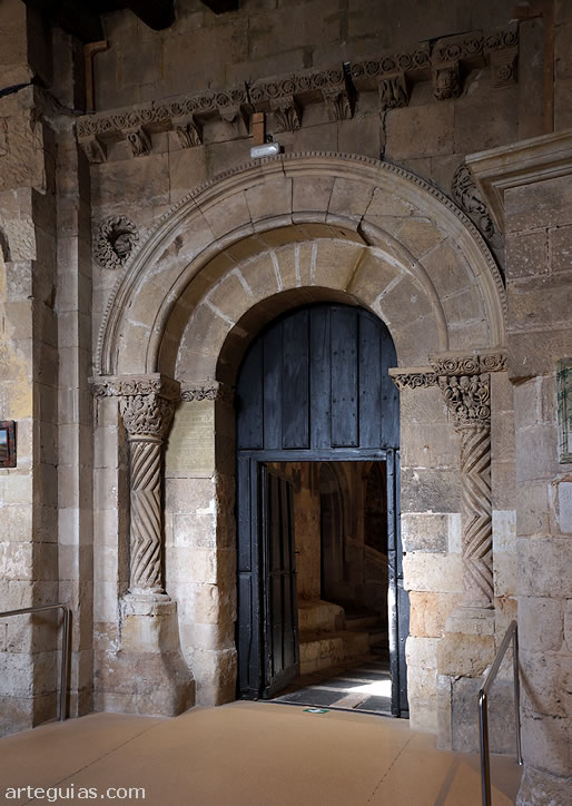 Puerta rom&aacute;nica de comunicaci&oacute;n entre el espacio clustral y el templo catedralicio