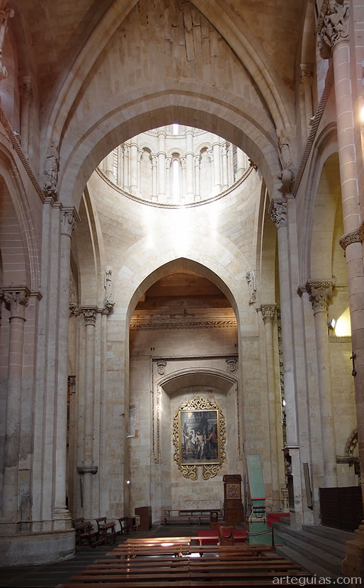 Transepto de la Catedral Vieja de Salamanca y el cimborrio sobre su crucero