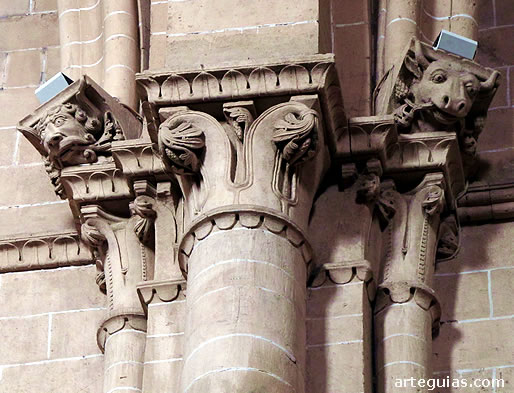 Capiteles y estatuas-m&eacute;nsula