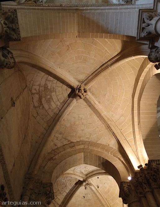 B&oacute;vedas de crucer&iacute;a aquitanas en la nave lateral de la catedral