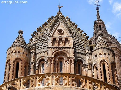 Torres en las esquinas, frontones triangulares y escamas p&eacute;treas son algunas caracter&iacute;sticas de la Torre del Gallo