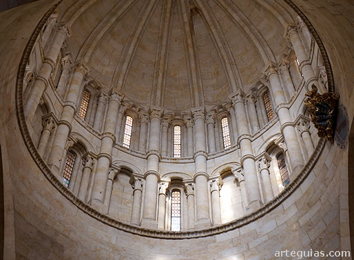 Interior del cimborrio de la catedral vieja