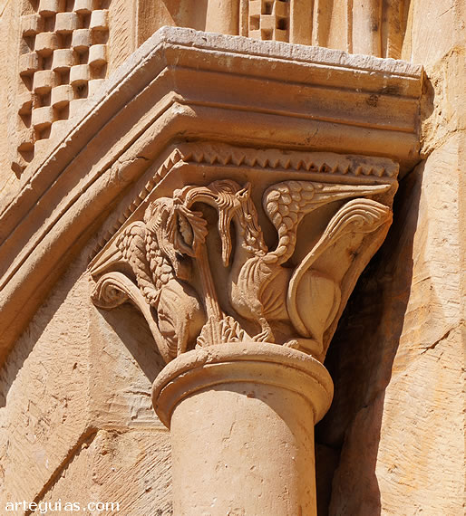 Capitel con una pareja de grifos alrdedor de un &aacute;rbol