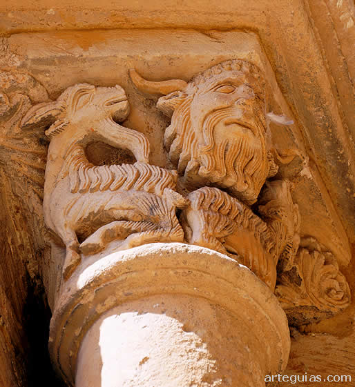 Capitel de uno de los ventanales del &aacute;bside central