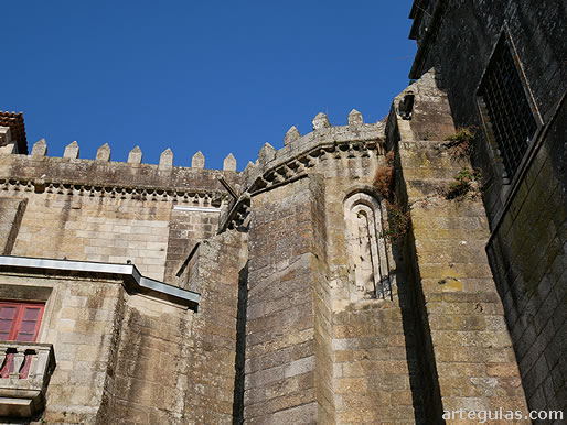 Uno de los &aacute;bsides laterales g&oacute;ticos