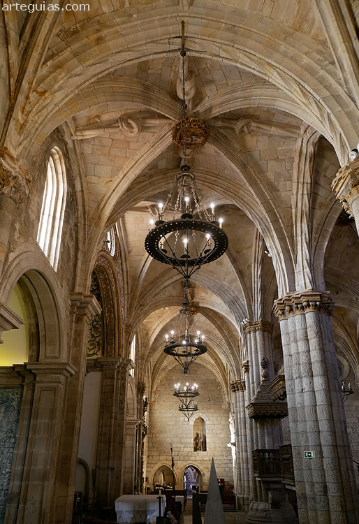 Una de las naves de la catedral de Viseu: interior