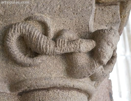 Capitel de una columnas del baptisterio