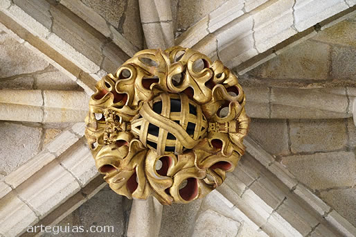 <clave con esfera armilar