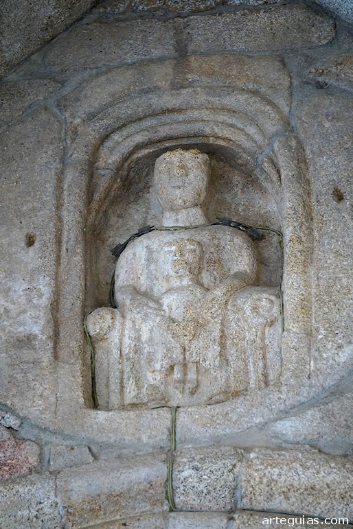 Relieve de la Virgen y el Ni&ntilde;o encima de la portada
