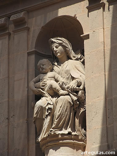 Concatedral de Alicante: detalle escult&oacute;rico de la fachada occidental