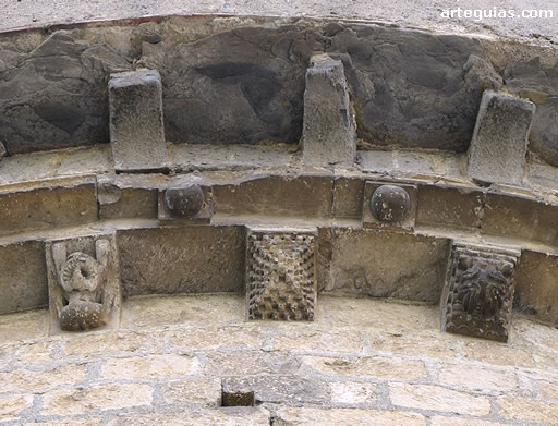 Doble alero en la cabecera con sus canecillos rom&aacute;nicos