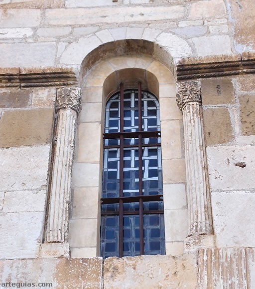 Ventanal en el &aacute;bside central