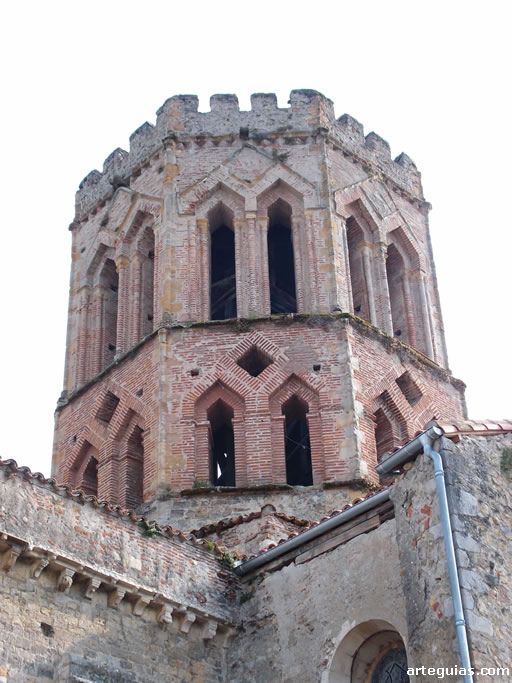 Campanario tolosano de ladrillo y arcos angulares sobre el crucero