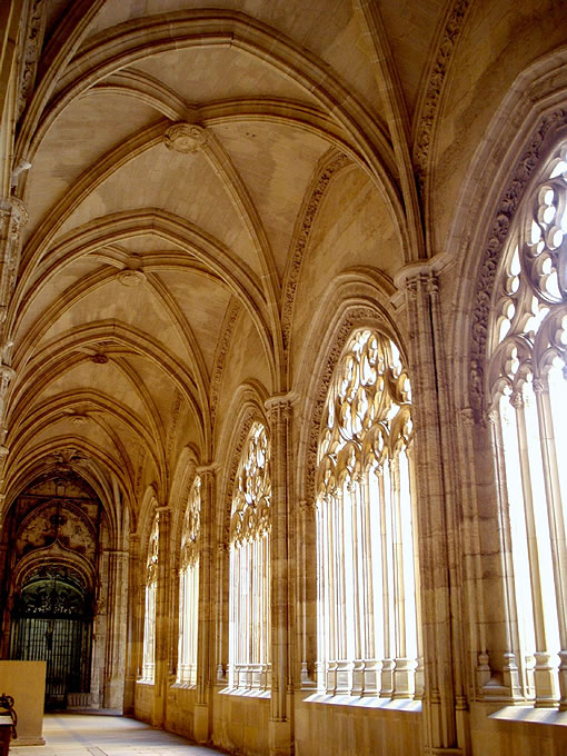 Una de las galer&iacute;as del claustro de la Catedral de Segovia