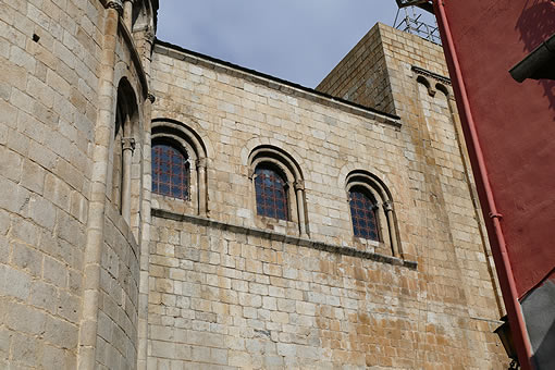 Catedral de Seu d'Urgell: brazo norte del transepto con una de sus torres que se qued&oacute; sin concluir