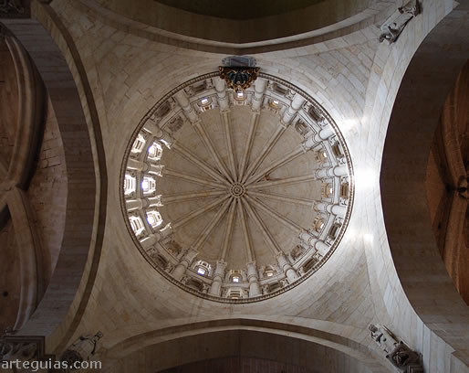Cimborrio de la catedral sobre las cuatro pechinas de los arcos torales