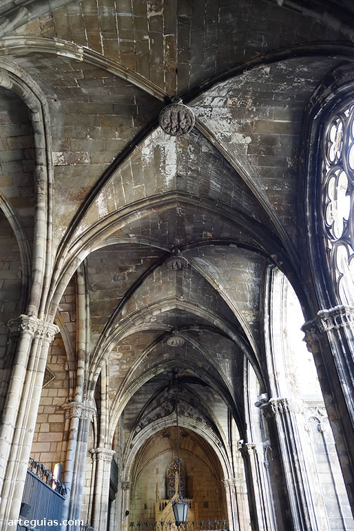 B&oacute;vedas de crucer&iacute;a del claustro de la catedral barcelonesa