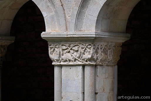 Uno de los pilares del claustro con relieves de aves
