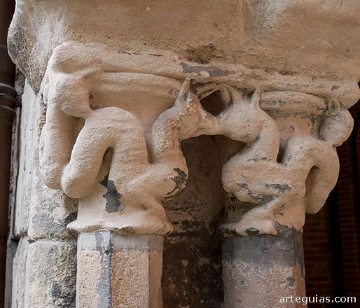 Capiteles del claustro con animales fant&aacute;sticos
