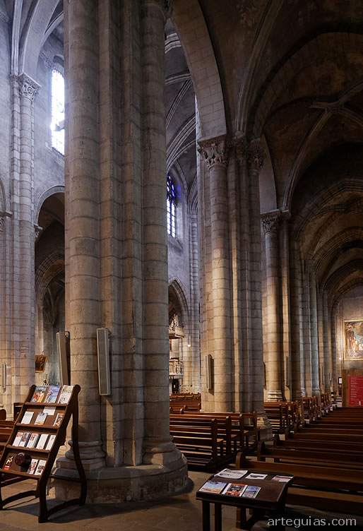 Interior de las naves de la Colegiata de Saint-Salvi de Albi, Francia