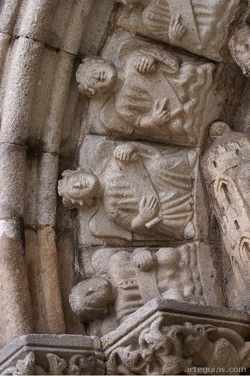 Arquivolta con &aacute;ngeles portando filacterias