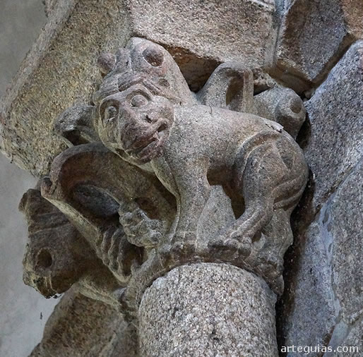 Capitel de leones en uno de los ábsides