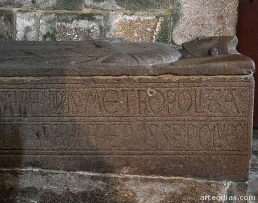 Sarcófago románico del siglo XIII de un obispo de Santiago de Compostela