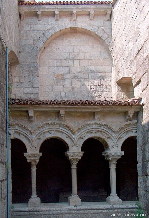 Vista de la arquería románica norte desde el patio