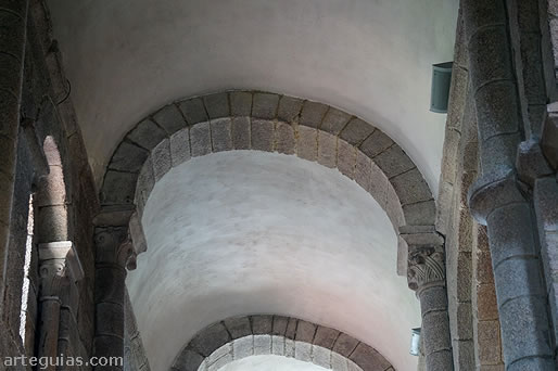 Arco fajón deformado por el empuje de la bóveda de medio cañón central