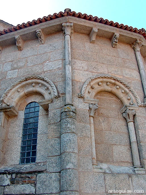 Columnas y ventanales del ábside principal