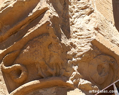 Otro capitel que muestra a un drag&oacute;n