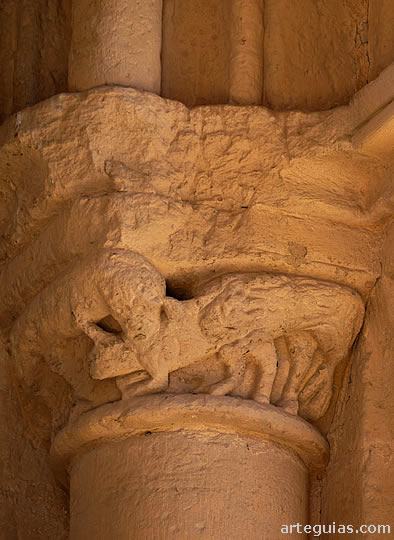 Capitel con una representaci&oacute;n de leones apresando a otro animal