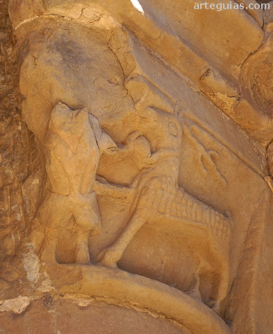 Capitel del p&oacute;rtico sur: hombre y ciervo