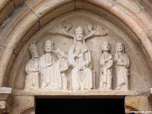 Colegiata de Iria Flavia: t&iacute;mpano de la puerta