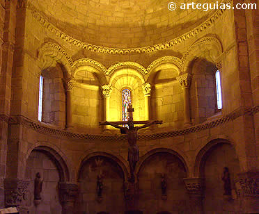 Arquer&iacute;as del interior del &aacute;bside. San Mart&iacute;n de Elines
