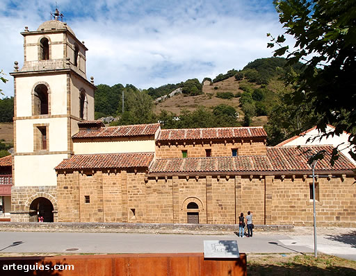 Colegiata de San Pedro de Teverga (Asturias)  visto desde el sur. Se aprecian las tres naves y la torre campanario moderna adosada al imafronte