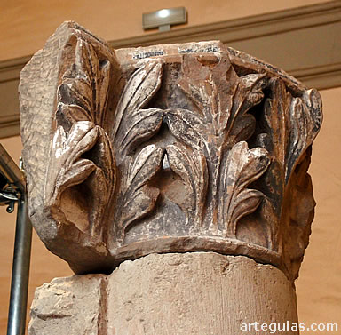 capitel g&oacute;tico con decoraci&oacute;n vegetal procedente de la catedral