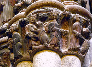 Columnas y capiteles del P&oacute;rtico