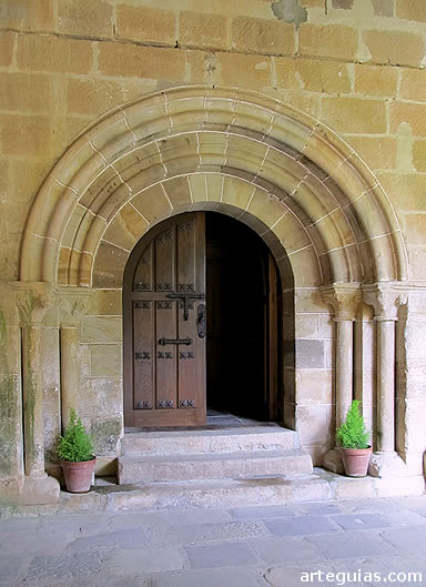 Puerta occidental de la colegiata que se abre al claustro