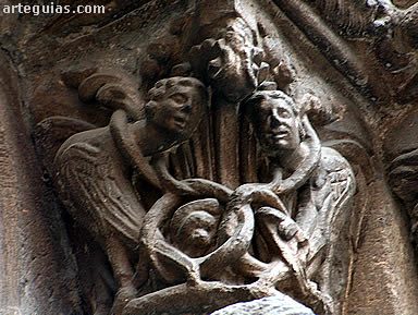 La escultura de las puertas laterales denotan una estrecha relaci&oacute;n con el Maestro Mateo