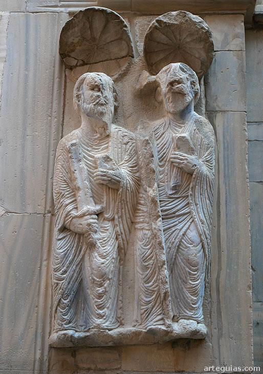 Relieves rom&aacute;nicos de San Pablo y Santiago en la iglesia de San Juan el Viejo