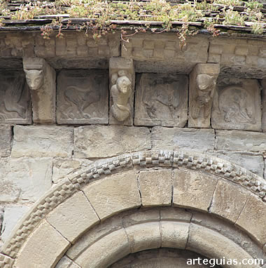 Catedral de Jaca: canecillos y metopas del &aacute;bside meridional