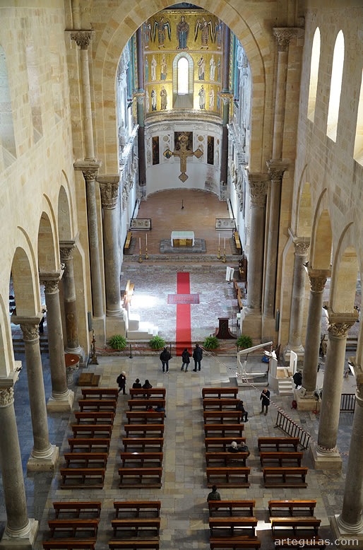 Interior de la nave central de la catedral desde la tribuna occidental
